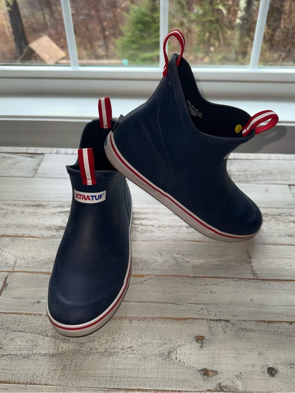 Xtratuf 6" deck boots kids size 6 (women’s size 7.5 approx) waterproof Navy vguc